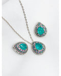Maxi conjunto de collar y pendientes con gota de turmalina verde y base de pavé de circonitas de colores, baño de rodio blanco.